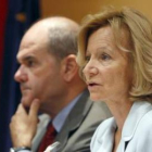 Elena Salgado y Manuel Chaves, durante una rueda de prensa.
