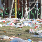 Un vecino pasea entre la basura que los estudiantes dejaron el viernes en el Campus tras el botellón.