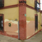 Un operario cubre con pintura las pintadas contra la alcaldesa.