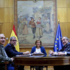 Josep Maria Álvarez (UGT), Unai Sordo (CCOO), la ministra FátimaBáñez, Juan Rosell (CEOE) y Antonio Garamendi (CEPYME), en una reciente reunion.