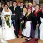 Los novios, Camino y Javier, acompañados por vecinos de Villacintor vestidos del traje regional