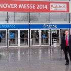 Gerente de Europlastic a la entrada de la feria de Hanover.