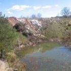 Los vertidos ilegales están llegando ya a la orilla de la laguna de Voznuevo