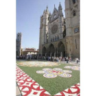 Detalle de la majestuosa alfombra floral en honor a la Virgen del Camino en la plaza de la Regla