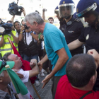 El portavoz del SAT, Diego Cañamero (de azul), habla con algunos de los concentrados en La Caixa.