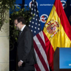 Mariano Rajoy se retira tras concluir su discurso en la Cámara de Comercio de Washington, el martes.