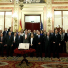 Méndez de Vigo, Ana Pastor, García-Escudero y Miquel Roca en el acto posan ante el ejemplar de la Constitución sancionada por el rey Juan Carlos en 1978, en el Congreso.