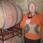 Pedro Casis, en la bodega en la que desarrolla su sabiduría enológica.