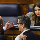 La ministra Irene Montero dialoga con Félix Bolaños e Ignacio Gil. J. J. GUILLÉN