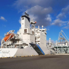 Vista del Suiso Frontier, el primer carguero de hidrógeno licuado del mundo atracado en una isla artificial cerca de Kobe. maría roldán