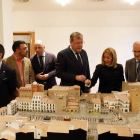 Silván y la alcaldesa de Cáceres, junto a miembros de las juntas mayores. FERNANDO OTERO PERANDONES