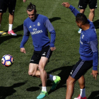 Gareth Bale y Casemiro, durante el entrenamiento de este sábado en la ciudad deportiva de Valdebebas.