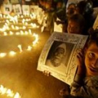 Un niño muestra la imagen de un familiar muerto en 1984 en la fuga de gas tóxico de Bhopal