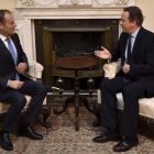 Cameron (derecha) con Tusk en el número 10 de Downing Street, el domingo, en Londres.