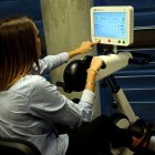 Un expositor muestra el funcionamiento de un equipo para la rehabilitación por cinesiterapia.