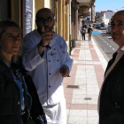 Noelia Álvarez y Chamorro, con un comerciante en Párroco. DL