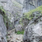 El desfiladero de la Ruta de los Calderones, paisaje en Piedrasecha y la entrada a la cueva.