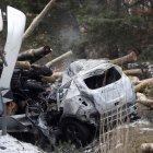 Los bomberos tras sofocar el fuego del camión. WIFREDO GARCIA