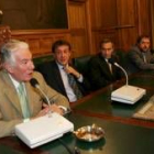 García-Prieto (segundo por la izquierda) recibió a los participantes