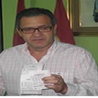 El alcalde de Cacabelos con los boletos sellados