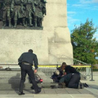 Unos soldados atienden a un compañero herido, ante el monumento de los veteranos de guerra en Ottawa.