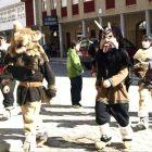 El desfile de la mojiganga por las calles de Riaño.