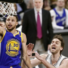 Pau Gasol (San Antonio) y Stephen Curry (Golden State) en la victoria de los Warriors.