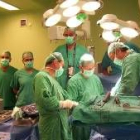 Imagen de archivo de la realización de una intervención quirúrgica en el Hospital de León