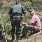 El marido, Burkard, sentado ayer justo en la piedra donde dejó a su mujer