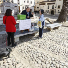 Vecinos de la zona votando en la improvisada urna en la Plaza del Grano.