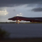Un bombardero de EEUU se prepara para despegar de la base de Andersen, en la isla de Guam, el 23 de septiembre.