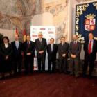Juan Casado acompañado de los rectores.