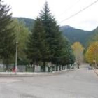 La calles que bordean al parque infantil de Cistierna se han convertido en circuitos de velocidad