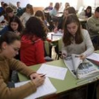 Un grupo de estudiantes del Instituto Gil y Carrasco realiza un trabaja en el centro educativo