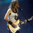 El guitarrista y cantante de Extremoduro, Robe Iniesta, durante un concierto al frente del grupo extremeño que lidera. SEBASTIAN SILVA