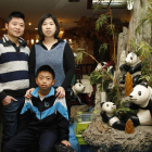 Li Pin Wang, con su mujer y su hijo pequeño, en su restaurante de la capital leonesa, el pasado viernes