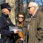 Un policía informa a una pareja de jubilados en una campaña para evitar hurtos.