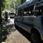 Estado en el que quedó el autobús escolar que viajaba vacío en el momento de los hechos.