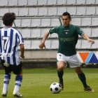 Oliver Bocos encara a un jugador de la Real Sociedad B.