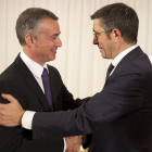 El presidente del PNV, Íñigo Urkullu, saluda al lendakari Patxi López en Ajuria Enea.