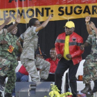 El presidente sudafricano y líder del Congreso Nacional Africano, Cyril Ramaphosa (con chaqueta roja) baila con unos militares durante un mitin de su partido en la ciudad de Durban.