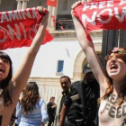 Las activistas europeas frente al Tribunal de Justicia de Túnez, ayer miércoles.