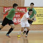 El jugador trepalense Óscar se lleva el balón entre dos jugadores del equipo segoviano. FERNANDO OTERO
