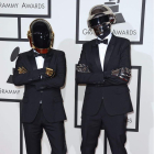 Los integrantes de Daft Punk y la cantante neozelandesa Lord, triunfadores de la noche de los gramófonos de oro en Los Ángeles.