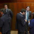 El presidente de la Junta, Alfonso Fernández Mañueco (2d), junto al portavoz del Grupo Parlamentario Popular, Raúl de la Hoz (3i), y el resto de colaboradores. NACHO GALLEGO