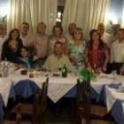 Foto de familia de los quintos de Veguellina de Órbigo del 56 reunidos este sábado