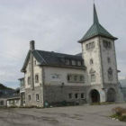 Fachada del parador de Pajares, que lleva varios años inactivo.
