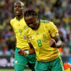 El primer gol del Mundial lo marcó el sudafricano Siphiwe Tshabalala, a la derecha.