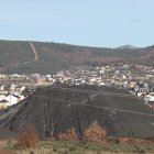 Imagen tomada ayer de la montaña de carbón propiedad de Hunosa que sigue depositada sin solución a la entrada de Fabero. ANA F. BARREDO