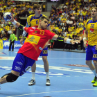 El pivote de la selección española, Julen Aginagalde, lanza a puerta tras superar la defensa sueca. FEB